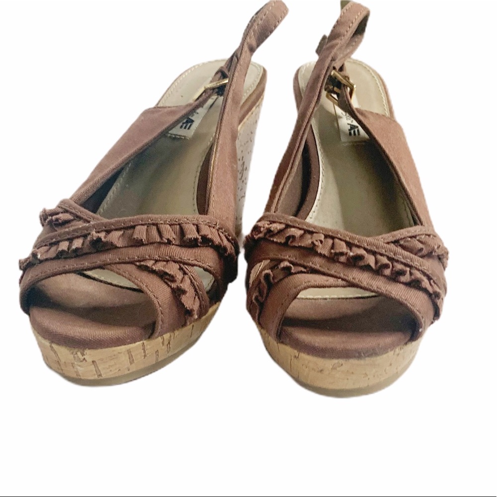 AEO Ruffle Peep Toe Wedge size 7W - Picture 9 of 12